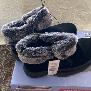 Black ankle boot with fur trim.